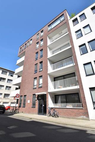 <p>Appartement gelegen in Residentie Beethove met mooi <strong>zuid terras</strong> en parkeergelegenheid.<br /><br />Centraal gelegen nabij de directe tramverbindingen naar alle wijken van de stad en de uitvalswegen. <br /><br />Indeling: Inkomhal met gastentoilet en handenwasser. Vanuit de hal toegang tot een uiterst <strong>zonnige leefruimte</strong> voorzien van natuurtegels. Toegang tot een zuid gericht terras. Geïnstalleerde keuken met aansluitend een berging met aansluitingen voor was- en droogautomaat.</p>
<p><strong>2 slaapkamers</strong> en een badkamer voorzien van een ligbad combinatie douche en een dubbele wastafel.</p>
<p>Kelderberging (nr 3) inbegrepen. Ruime <strong>fietsenberging</strong> en <strong>gemeenschappelijke tuin</strong></p>
<p><strong>Autostaanplaats</strong> (nr 35) verplicht bij te huren aan 125 €/maand</p>
<p><strong><span></span></strong></p>