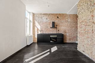 Wees welkom in twintig-zestig-Antwerpen. We blijven het van de daken schreeuwen, 2060 is aan een heuse opmars bezig en daar wordt leuk op ingespeeld door de buurt! Zo kom je om de hoek aan bij Brandbar waar je de lekkerste koffie's en vegan lunches nuttigt, voor een culinair hoogstandje kan je dan weer terecht in de verfijnde keuken van Bistrot du Nord.<br /><br />Om de hoek van Park Spoor Noord is dit 1 SLK-appartement, op de derde verdieping van een kleinschalig gebouw, op jou aan het wachten. Het gebouw heeft een brede inkomhal waar je jouw fiets veilig kan wegzetten. Het is een ideale starterswoning voor een echte stadsmus. Ook ideaal als tweede verblijf of als interessante investering!<br /><br />De catchy industriële look van dit appartement springt helemaal in het oog. Het appartement werd reeds opgefrist, maar alsnog biedt het de mogelijkheid om jouw persoonlijke visie tot leven te brengen. Het heeft één slaapkamer, een lichtrijke eet- en leefruimte en de keuken is uitgerust met een vaatwasser, oven, kookplaat en opbergkasten. De badkamer is voorzien van een douche, toilet en lavabo. Verder is er nog een inpandig terras, ideaal om weg te dromen met een lekker glaasje wijn MAAR er is ook nog een extra enorm (niet-vergund) dakterras! <br /><br />Interesse? Neem dan snel contact op voor een bezoek via: 03/43.51.33 of info@jamar.immo<br /><br />Troeven: <br />- Leuke ligging, nabij park Spoor Noord<br />- Kleinschalig gebouw = lage gemeenschappelijke kosten<br />- Buitenruimte<br />- AREI conform<br />- EPC klasse B<br /><br />Wg, Vg, Vkr, Gvv, Gmo