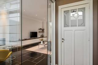 <p>Deze instapklare woning combineert een warme, uitnodigende sfeer met een hoogwaardige afwerking en kwalitatieve materialen. Ideaal voor wie op zoek is naar een aangename woning en daarbij geen compromissen wil sluiten op het vlak van comfort. De woning geniet van een gunstige ligging, op wandelafstand van het station, de basisschool, de dorpskern en de Kesselse Heide.<br /><br />Via een ruime inkomhal met apart toilet komen we in het ruime salon met gezellige extra zitplaatsen aan de gashaard. Het kamerbrede ingemaakte meubel zorgt voor de nodige opslagruimte met behoud van een strak design.<br /><br />De recente aanbouw voorziet deze woning van een bijzonder ruime keuken met keukeneiland en ruimte voor een zeer grote tafel. De aansluitende vestiaire en berging zorgen ervoor dat er aan opslagmogelijkheden geen gebrek is. Ook deze ruimtes werden voorzien van maatkasten.<br /><br />Op de eerste verdieping, volledig afgewerkt in parket, vinden we een ruime slaapkamer en een bureau, beide voorzien van hoogwaardig maatwerk. We vinden er ook een grote badkamer met dubbele lavabo, wc, bad en douche.<br /><br />Op de tweede verdieping bevindt zich een royale slaapkamer, die indien nodig perfect opgesplitst zou kunnen worden in 2 kamers.<br /><br />Buiten vinden we een gezellige, diepe tuin voorzien van twee terrassen en een zwemvijver.<br />Er bevindt zich eveneens een garage die ruimte biedt aan 2 wagens.<br /><br /><strong>Indeling van de woning:</strong><br />Gelijkvloers: inkomhal, wc, woonkamer, zithoek, keuken, berging, vestiaire <br />Eerste verdieping: slaapkamer, bureau en badkamer<br />Tweedeverdieping: Slaapkamer (opdeelbaar in 2 kamers)<br />Er is eveneens nog een kelder aanwezig.<br />Buiten: garage en zwemvijver<br /><br /><strong>Troeven</strong><br />- Hoogwaardige afwerking<br />- Overal voorzien van ingemaakte kasten<br />- Zeer gunstig EPC (1 zonnepaneel verwijderd van B!!) <br />- Zwemvijver<br /><br />Ontdek deze woning nu al via de interactieve grondplannen met foto's.<br />Ga hiervoor naar www.wijns.be en klik op de knop “virtueel bezoek”.<br /><br />Info & afspraak: ☎ 0473/30 00 00 en/of ✉ Pieter@wijns.be<br />Wij maken graag tijd voor U.</p>