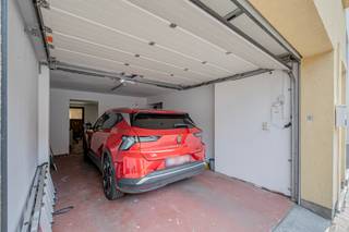 <strong>TOFFE INSTAPKLARE WONING MET GARAGE <br />in centrum gelegen toch vrij rustige ligging </strong><br />vrij ruime garage ( elk. bediende poort) met grote ruimte daarachter van ongeveer 5 op 6 meter ( ideaal als bureel / hobbyruimte / slaapkamer ...) tof terras waar iets zeer leuks mee te doen is <br /><strong>1 ste verd</strong> : vrij ruime living met open ingerichte moderne keuken ( airco aanwezig ) , ruime wasplaats berging, grote badkamer met modern badmeubel <br /><strong>2 de verd</strong> : 2 slaapkamers waarvan 1 met airco en terrasdeur naar eventueel dakterras <br />EPC 328 recente cv ketel