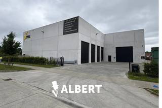 High-End Industriële site te koop in ZwevegemCentraal gelegen aan IZ De Pluim in Zwevegem, combineert dit instapklare bedrijfsgebouw een strategische...