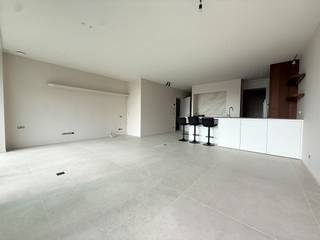 Ontdek dit prachtig appartement op een toplocatie in het hart van Tielt. Het appartement wordt volledig afgewerkt met zéér kwalitatieve materialen en onderdelen. <br /><br />De ligging is een absolute troef: centraal, op wandelafstand van de Markt van Tielt, en toch geniet u van een rustig woonomgeving in Residentie Noë. <br /><br />Indeling: <br />U komt binnen in een ruimte leefruimte met open keuken (volledig geïnstalleerd). Vanuit de leefruimte heeft u toegang tot het aangenaam, overdekt terras. Verder beschikt het appartement over een praktische berging, nachthal, twee volwaardige slaapkamers, een luxueuze badkamer en apart gastentoilet. <br /><br />Bij het appartement hoort bovendien een autostaanplaats, private berging en drie fietsstaanplaatsen.<br /><br />Het appartement is beschikbaar na voltooiing van de werken (verlichting, schilderen, gordijnen,...)<br />De huurprijs is exclusief de gemeenschappelijke kosten. <br /><br />Bent u op zoek naar een kwalitatief en luxueus appartement in het centrum van Tielt? Grijp dan deze unieke kans en neem vandaag nog contact met ons op voor een bezoek!<br /><br />EPB in opmaak.