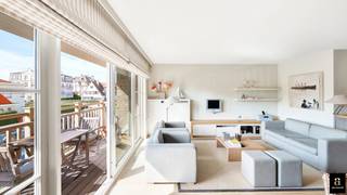 Appartement ensoleillé dans une résidence prestigieuse à l'architecture normande pleine de caractère, idéalement situé sur la J. Nellenslaan, entre la Sterrenlaan et la Meerlaan, à quelques pas de la plage et de la mer.<br /><br />Le salon lumineux avec une belle façade donne sur une agréable terrasse et offre une vue imprenable sur les villas d'Albertstrand. Une salle à manger élégante et une cuisine ouverte, entièrement équipée avec tout le confort moderne, complètent l'espace de vie. Débarras pratique et toilettes pour invités disponibles.<br /><br />À l'arrière se trouvent deux chambres à coucher spacieuses, chacune avec des armoires encastrées et de la place pour un lit double. Les deux chambres ont un accès direct à la terrasse arrière et disposent chacune d'une salle de bains privative (baignoire ou douche).<br /><br />Un appartement particulièrement attrayant dans un emplacement de choix, parfait pour ceux qui aiment la lumière, l'espace et un style intemporel.