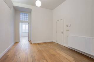 EEN BEZOEK IS ENKEL ONLINE IN TE PLANNEN VIA ONZE WEBSITE www.structura.be VIA DE KNOP "PLAN UW BEZOEK". Gerenoveerd gelijkvloers appartement TE...