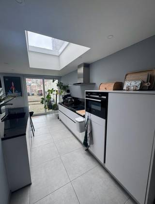 Ontdek deze gezellige, moderne woning in Stene (Oostende). Deze ruime woning is ideaal gelegen langs de Mariakerkelaan, vlak bij scholen, winkels en het openbaar vervoer. Een perfecte match voor gezinnen of starters die op zoek zijn naar comfort, ruimte en veel lichtinval!Indeling:• Gelijkvloers: Uitnodigende inkomhal, gastentoilet, gezellige woonkamer en een moderne keuken voorzien van een koelkast, vaatwasmachine combi microgolfoven en inductiekookplaat. Daarnaast is er een praktische opbergruimte met aansluiting voor een wasmachine en toegang tot het ruime terras.• Eerste verdieping: Moderne badkamer uitgerust met een toilet, douche en lavabomeubel, 2 ruime slaapkamers.• Tweede verdieping: Grote derde slaapkamer of hobbyruimte met toegang tot de kruipzolder.Pluspunten:• Zonnig terras met weinig inkijk (veel privacy)• Moderne keuken en badkamer met veel natuurlijk licht• Uitstekende ligging nabij scholen, winkels en openbaar vervoer• Ideale instapklare woning voor gezinnen of startersBent u geïnteresseerd in deze gezellige woning in Oostende? Contacteer ons vandaag nog voor een bezoek ter plaatse en ontdek zelf deze lichtrijke, moderne thuis!De algemene voorwaarden van Dewaele DIY kunt u steeds raadplegen via dewaele.com.Bestuursmaatregelen in het maatregelenregister: in aanvraag