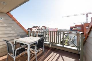 Te koop: modern appartement in Nieuwpoort, op wandelafstand van de zee en nabij openbaar vervoer. Dit duplex-appartement, gebouwd in 2012, combineert...