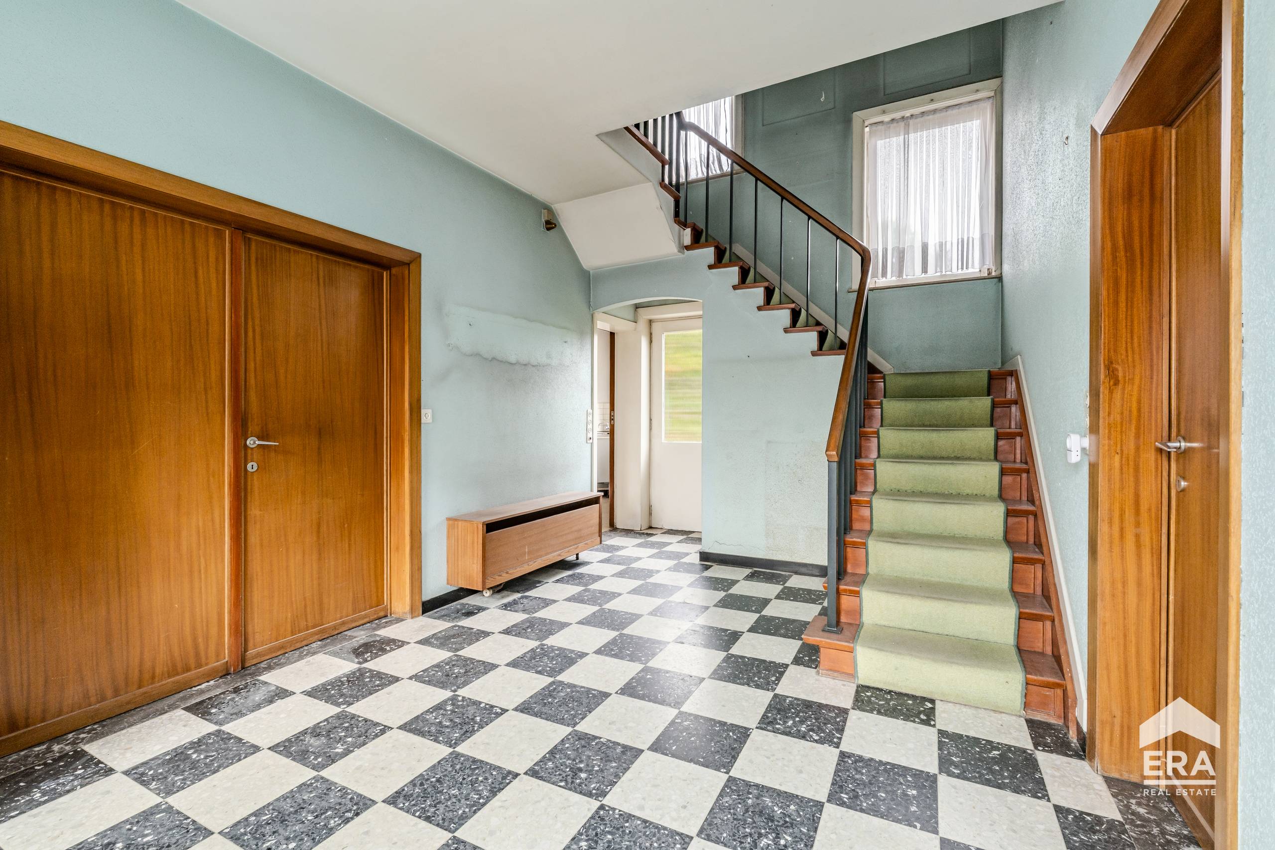 Ruime gezinswoning met 4 slaapkamers, garage en tuin - foto 3