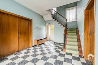 <p>Op een <strong>zeer gegeerde locatie </strong>bevindt zich deze <strong>solide en ruime</strong> te renoveren <strong>woning met 4 slaapkamers (en mogelijkheid tot meer), bureau,</strong> een <strong>garage</strong> en een stads<strong>tuin</strong>. Dankzij de <strong>grote bruikbare vloeroppervlakte </strong>biedt deze woning heel wat potentieel. Bovendien geniet ze van een <strong>uitstekende bereikbaarheid</strong> en een<strong> </strong><strong>bijzonder gunstige ligging, op wandelafstand van het stadscentrum en treinstation van Aalst.</strong></p>
<p>Op het gelijkvloers bevindt zich een <strong>royale inkomhal</strong>, met aansluitend een gastentoilet, een <strong>ruime leefruimte</strong>, een eetkamer en een keuken met<strong> open zicht op de tuin</strong>. Verder is er de mogelijkheid om een slaapkamer op het gelijkvloers in te richten. Verder beschikt de woning over een <strong>garage</strong> met zijtoegang naar de tuin.</p>
<p>De eerste verdieping omvat 4 slaapkamers, een badkamer en een aparte zolderruimte. De ruime zolder, die een extra verdieping vormt,<strong> biedt bovendien tal van mogelijkheden </strong>voor verdere uitbreiding of het creëren van extra slaapkamers.</p>
<p>Een extra troef is de kelder met een rechtstreekse toegang naar de tuin.<br /><br />Er is een renovatieverplichting van toepassing.</p>
<p>Een ideale opportuniteit voor wie op zoek is naar een ruime woning op een gegeerde locatie en deze volledig naar eigen smaak wil renoveren. <strong>Contacteer ons vandaag nog om een bezoek in te plannen via living@era.be of 053 41 40 25!</strong></p>