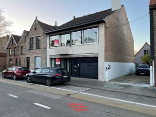 Zeer gunstig gelegen opbrengsteigendom bestaande uit 2 appartementen opgebouwd als volgt :Op het gelijkvloers bevindt zich een appartement met 2...