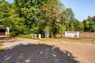 Lot 1 van Verkaveling Bosdreef, residentieel gelegen in een bosrijke omgeving, vlakbij het centrum van Oud-Turnhout en de autosnelweg E34 (Eindhoven - Antwerpen). Lot 1 heeft een oppervlakte van 5.310 m² met een straatbreedte van 44,92 meter en een diepte van 125,33 meter. De bouwgrond is geschikt voor het oprichten van een open bebouwing voor ééngezinwoning met maximum 2 bouwlagen en een dakverdieping.<br /><br />Gelegen in woonparkgebied en in een goedgekeurde verkaveling. Verkavelingsvoorschriften op eenvoudig verzoek te bekomen via ons kantoor. <br /><br />Vrij van bouwverplichting: u bouwt wanneer en met wie u wenst. <br /><br />Voorzieningen: De straat is verhard met asfalt en uitgerust met de volgende nutsvoorzieningen: riolering, water, electriciteit, gas, TV-distributie, telefoon, openbare verlichting.