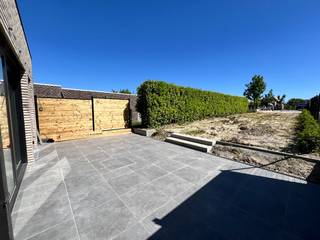 Super energiezuinige HALF OPEN BEBOUWING met VEEL LICHTINVAL. Ze wordt volledig instapklaar afgewerkt naar EIGEN KEUZES !<br />390m² grondoppervlakte en heerlijk ZONGERICHT terras met mooie TUIN! Achteraan privé parkeerplaats met hekken!<br />3 slaapkamers, waarvan 1 op het gelijkvloers en 1 super grote met dressingmogelijkheid !<br />9x zonnepalenen van 445W + lucht-water WARMTEPOMP BUDERUS !<br />Kortom, deze prachtige nieuwbouwwoning in Zottegem is de ideale plek om te wonen. Met alle comfort, luxe en ruimte die u zich maar kunt wensen, kunt u hier heerlijk genieten van het leven.<br />Meer info op www.JUNOvastgoed.be met download zoals plannen, studiefiche EPB, ...