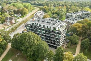 <p><span>Lichtrijke 2-slaapkamerappartement in de Oude Gasfabriek hartje Lier</span></p><p><span>Aan de stadsvesten van Lier, op amper 400 meter van de Grote Markt, ligt dit ruime en lichtrijke appartement in het moderne complex Oude Gasfabriek. Met 9 ramen verdeeld over twee gevels stroomt het daglicht hier de hele dag naar binnen dat merk je meteen bij het binnenkomen.</span></p><p><span>De ligging</span></p><p><span>Alles wat je nodig hebt, ligt letterlijk om de hoek. De bushalte staat voor de deur, het station van Lier bereik je te voet in 10 minuten, en de supermarkt en bakker op 100 meter doen de rest. Centraal wonen zonder in te leveren op rust dat is wat dit appartement biedt. Inclusief een autostaanplaats in de halfondergrondse garage.</span></p><p><span>Indeling</span></p><p><span>De brede inkomhal met een ingebouwde kast zet meteen de toon: hier is nagedacht over comfort en opbergruimte. De ingerichte keuken heeft een inductiekookplaat, combi-oven en ruime vrijstaande koelkast. De woonkamer baadt in het licht door al die raampartijen. Niet slecht om uit te kijken op het water en de vest. </span></p><p><span>De moderne badkamer is volledig betegeld en voorzien van een ruime inloopdouche, dubbele wastafel en handdoekwarmer. </span></p><p><span>De twee slaapkamers zijn rustig gelegen en hebben net zoals de leefruimte toegang tot het zonnige terras. </span></p><p><span>Verder is er een aparte toilet en een berging voor wasmachine, droogkast, poetsspullen en de verwarmingsketel met ventilatiesysteem. De novilon-vloer is aan vervanging toe, wellicht leuk om uw eigen accent te leggen. Gemakkelijk te doen op de chapevloer. Het appartement is vandaag verhuurd. Kan dus dienen als stabiele verhuring of als eindgebruiker voor eigen bewoning. Parking inbegrepen</span></p><p><span>Bijzonderheden</span></p><ul><li><span>Toplocatie aan de stadsvesten : water & groen, 400 m van de Grote Markt</span></li><li><span>Twee gevels, uitzonderlijk veel lichtinval</span></li><li><span>Autostaanplaats inbegrepen</span></li><li><span>Bushalte voor de deur, station op 10 min. wandelen</span></li></ul><p></p><hr /><span>Wil je dit appartement ontdekken? Neem contact op we plannen graag een bezoek met je in.</span><p></p>