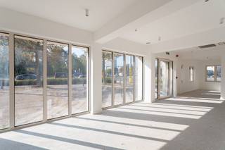 Dit hoogwaardig afgewerkt kantoorgebouw is gelegen op een zichtbare hoek locatie aan de Desguinlei en de Karel Oomsstraat, in de gewilde Markgravewijk, net binnen de Antwerpse Binnensingel. De uitstekende bereikbaarheid maakt deze locatie bijzonder interessant voor professionals, dienstverleners en handelaars die op zoek zijn naar een kantoorruimte met uitstraling én vlotte verbindingen. Dankzij de nabijheid van de opritten Berchem (E19/E34), het station Antwerpen-Berchem, en diverse tram- en busverbindingen voor de deur, is het gebouw eenvoudig bereikbaar en biedt de prominente ligging bovendien extra zichtbaarheid en commerciële meerwaarde.<br /> <br />Dit gerenoveerde kantoorgebouw naar ontwerp van sculp[IT]architecten omvat maar liefst 6 niveaus, met een totaal bruikbaar oppervlak van ca. 425 m², aangevuld met een privatief terras op de bovenste verdieping. Het geheel is recent volledig gerenoveerd/opgetopt met oog voor kwaliteit, comfort en hedendaags design.<br /> <br />Indeling:<br />•Kelder: 55 m² – ideaal voor archief, stockage of technische installaties<br />•Gelijkvloers: 85 m² – representatieve inkomhal en polyvalente kantoorruimte of afzonderlijke (handels/horeca ruimte) <br />•1e verdieping: 95 m² – open werkruimte of mogelijkheid tot indeling in kantoren<br />•2e verdieping: 85 m² – aansluitende kantoorruimte, vergaderruimte mogelijk<br />•3e verdieping: 65 m² – lichtrijke verdieping, bijv. directiekantoor of lounge<br />•4e verdieping: 40 m² – afgewerkt met een privé terras van 6 m²<br /><br />Uitzonderlijk mooi afgewerkt kantoorgebouw, contacteer ons nu voor meer info of een bezoek ter plaatse!