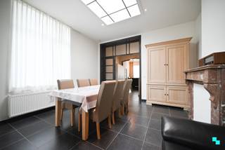 Prachtige burgerwoning uit de jaren '30 gelegen in het centrum van Wevelgem en beschikkende over twee slaapkamers en diverse authentieke elementen...