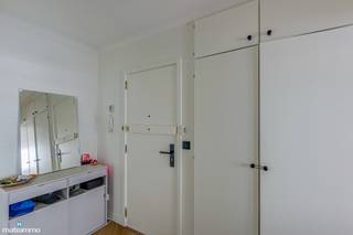 <p>RECENT GERENOVEERD APPARTEMENT MET 2 SLAAPKAMERS, 2 TERRASSEN EN ZICHT OP HET GROEN IN DE KATARINAWIJK (OPTIONEEL: RUIME GARAGEBOX IN DE KELDERVERDIEPING)<br /><br />*** Bekijkt U dit appartement via een aanverwante website? Surf dan naar https://matisimmo.be/nl/aanbod/4414789/appartement-te-koop-in-3500-hasselt en klik op volgende link voor het INTERACTIEF GRONDPLAN: https://grondplan.matisimmo.be/grondplan/?map=HasseltSintKatarinaplein20B21 ***<br /><br />Dit appartement is gelegen aan het Sint-Katarinaplein 20 bus 21 te Hasselt, op slechts 15 minuten wandelen van het bruisende stadscentrum. Dankzij deze gunstige ligging zijn tal van voorzieningen, zoals winkels, eetgelegenheden, scholen en het openbaar vervoer, vlot bereikbaar. Bovendien geniet het appartement van een uitstekende verbinding naar omliggende steden en bevinden de op- en afritten van de snelweg zich op slechts 8 minuten rijden.<br /><br />Het appartement bevindt zich op de zesde verdieping en is bereikbaar via zowel de lift als de trap. Dankzij deze ligging geniet u van een prachtig weids uitzicht over Hasselt.<br /><br />In 2024 onderging het appartement verschillende renovatiewerken. Zo werden onder andere de keuken en het toilet vernieuwd, de open haard verwijderd en werden de schilderwerken uitgevoerd.<br /><br />We betreden het appartement via de inkomhal, die voorzien is van een praktische berging. Vanuit de inkomhal bereiken we de ruime en lichtrijke woonkamer met zit- en eetgedeelte. Dankzij de grote raampartijen geniet deze ruimte van een aangename lichtinval. Aansluitend bevindt zich de modern ingerichte keuken, uitgerust met een praktisch kookeiland en een extra opbergkast. De keuken is zowel vanuit de woonkamer als vanuit de inkomhal toegankelijk. Vanuit de woonkamer bereikt u het eerste terras.<br /><br />Verder beschikt het appartement over twee slaapkamers, die beide toegang bieden tot het tweede terras. Daarnaast is er een apart gastentoilet en een badkamer aanwezig. De badkamer is uitgerust met een dubbele lavabo en een douchecabine.<br /><br />Het appartement beschikt over een terras aan zowel de voor- als achterzijde. Daarnaast is er een kelderberging en ruime garagebox in de gemeenschappelijke garage, deze laatste kan optioneel worden aangekocht.<br /><br />De gemeenschappelijke kosten bedragen € 213,75 per maand. Dit bedrag omvat de kosten voor de gemeenschappelijke delen, evenals een maandelijkse provisie voor de verwarming en het privatieve waterverbruik van het appartement.<br /><br />Wilt u graag een bezoek ter plaatse om het appartement zelf te verkennen? Neem vrijblijvend contact op via 089/44 00 00 of info@matisimmo.be<br /><br />De vermelde woonoppervlakte is steeds de bruikbare vloeroppervlakte overgenomen uit het EPC-verslag.<br /><br /><em>Bestuursmaatregelen in het maatregelenregister: nee</em></p>