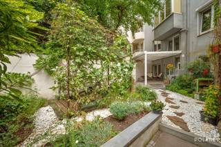 *** BEZOEKDAG: 18/8 - ENKEL TE RESERVEREN VIA WWW.POLARES.EU ***<br /><br />Op zoek naar een instapklaar appartement met nét dat tikkeltje meer? Dan is dit charmante gelijkvloerse appartement in een rustige, gegeerde laan absoluut een bezoek waard. Met een bewoonbare oppervlakte van 92m² (volgens EPC) geniet je van een doordachte indeling: een ruime inkomhal, een gezellige keuken met uitzicht op de privatieve tuin, een lichtrijke leefruimte, een bureau, een badkamer en momenteel één ruime slaapkamer (2 mogelijk). Ideaal voor wie comfortabel wil wonen of op zoek is naar extra flexibiliteit.<br />Buiten wacht een échte troef: een gedeeltelijk overdekt terras dat naadloos overgaat in een gezellige stadstuin. Achteraan bevindt zich bovendien een volledig vernieuwd bijgebouw, momenteel ingericht als praktijkruimte/bureau. Perfect als thuiskantoor, praktijk, hobbyruimte of atelier.<br /><br />En dat is nog niet alles:<br />✔️ Ruime privatieve garage<br />✔️ Kelderberging<br />✔️ Geen gemeenschappelijke lasten<br /><br />De ligging? Moeilijk te overtreffen! Op slechts 10 minuten wandelen van metrostation Tomberg, 5 minuten van het Georges Henripark en met een Delhaize letterlijk om de hoek geniet je hier van een uitstekende bereikbaarheid én alle voorzieningen binnen handbereik.<br /><br />📅 Inschrijven voor de bezoekdag kan uitsluitend via www.polares.eu <br /><br />Een unieke opportuniteit voor wie op zoek is naar een woning met karakter, een prachtige buitenruimte én een extra polyvalente ruimte op een toplocatie. Mis deze kans niet!