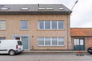 Rustig gelegen, ruim woonappartement met groot, zonnig terras op een boogscheut van de Markt van Langemark.Het appartement bestaat uit:Inkomhal -...