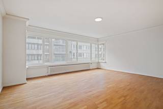 Dit uitermate ruime appartement is gelegen in het centrum van Oostende, op wandelafstand van het strand en het centrum. <br /><br />Het appartement is logisch ingedeeld en biedt u een aangenaam wooncomfort. Eerst en vooral is er een ruime inkomhal met gastentoilet. De riante woonkamer biedt tal van mogelijkheden voor een eet-en leefhoek. Dankzij het brede raampartij is er de hele dag door een aangename lichtinval. <br /><br />Aanpalend is er de keuken, voorzien van de nodige apparatuur. Van hieruit is er toegang tot het balkon aan de voorzijde. <br /><br />In totaal zijn er drie volwaardige slaapkamers aanwezig, waarvan één toegang heeft tot het balkon aan de achterzijde. De badkamer is uitgerust met een bad/douchecombinatie, lavabo en toilet. <br /><br />In het gebouw is er een gemeenschappelijke fietsenberging aanwezig. <br /><br />Tot slot is er nog de mogelijkheid tot aankoop van een garage. <br /><br />Kortom betreft het hier een interessant pand op wandelafstand van het centrum, strand en al het moois wat Oostende te bieden heeft. <br /><br />Aarzel niet en neem contact op voor meer info of een afspraak!<br /><br />