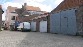 Opslagplaats / garage gelegen vlakbij Scheepsdalebrug en rotonde Blankenbergse - en Oostendse Steenweg te Brugge. Vlotte doorgang om te laden, te lossen en te manoeuvreren.   **    **  Afmetingen binnen 11  x  3 m  =  33  m²   **  poort breedte 2.30 m en poort hoogte 2.60 m.   **    **  Beschikbaar  onmiddellijk vrij !