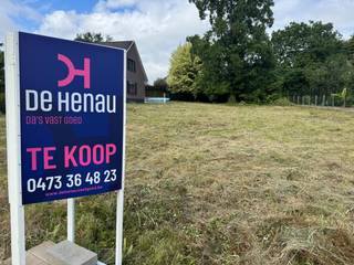 <strong>TE KOOP - Roosdaal (Poelk) </strong>- <strong>Bouwgrond van 9a28ca</strong> voor een <strong>open bebouwing</strong> (4-gevel) nabij de kapel van Poelk, zeer rustig gelegen in een doodlopende straat. <strong>Zuid-Westelijke oriëntatie</strong>. <strong>Perceelbreedte bedraagt 18 meter</strong>, diepte ongeveer 52 meter.<br /><br />Op zoek naar de rust en toch dichtbij alles wonen? Hier kan het. <br /><br /><strong>Vraagprijs: 250.000euro </strong><br /><br />Interesse? Vraag meer informatie of breng meteen je bod uit via info@dehenauvastgoed.be.<br /><br />Stedenbouwkundige inlichtingen in aanvraag. <br />