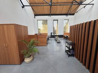 Gedeelde instapklare en bemeubelde bureauruimte te huur in het bedrijvencentrum Cotton Factory te Kortrijk. Het kantoor is gelegen langs de vaart...