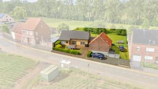 <p>Op <strong>een prachtige landelijke ligging</strong> in Aspelare bevindt zich <strong>deze gelijkvloerse woning</strong> boordevol potentieel op <strong>een ruim perceel van 20 a 20 ca</strong> met open zicht op het groen. Deze eigendom is een unieke opportuniteit voor wie op zoek is naar rust, ruimte en tal van mogelijkheden. Dankzij de aanwezige opslagruimte is dit pand ideaal voor zelfstandigen, hobbyisten of mensen die nood hebben aan extra stockageruimte. Bovendien biedt het perceel ook interessante ontwikkelingsmogelijkheden: mits afbraak van de bestaande woning en het bekomen van de nodige verkavelingsvergunning, kunnen hier mogelijk <strong>drie bouwgronden voor halfopen bebouwing</strong> gerealiseerd worden. De woning omvat op het gelijkvloers een inkomhal, een gezellige living, een keuken,<strong> een veranda met uitzicht op de tuin, één slaapkamer, </strong>een bureau, een badkamer, een toilet en <strong>een garage</strong>. <strong>Het ruime zolderverdiep</strong> biedt de mogelijkheid om nog twee tot drie extra slaapkamers te creëren. Daarnaast is er <strong>een afzonderlijk schuurtje</strong> aanwezig dat perfect kan dienen als opslagplaats of werkruimte. Buiten geniet men van <strong>een voortuin, ruime oprit en een diepe tuin</strong> waar men volledig tot rust komt met prachtig uitzicht over de omliggende velden. Een eigendom met enorm veel potentieel op een uitzonderlijk rustige locatie. (Maatregelen opgenomen in het maatregelenregister: neen)</p>