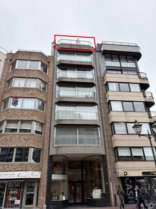 Op een topligging in de Lippenslaan, midden in het centrum van Knokke, bevindt zich dit te renoveren duplex dakappartement. Gelegen op wandelafstand van het strand, winkels en restaurants.<br />Het appartement beschikt over een lichtrijke leefruimte met een groot terras. Ook de keuken achteraan is naast een tweede terras gelegen. Dankzij de grote raampartijen geniet u van natuurlijk licht.<br />Met drie volwaardige slaapkamers biedt dit appartement tal van mogelijkheden, zowel voor eigen gebruik als investering. Daarnaast zijn er twee badkamers, wat zorgt voor extra comfort en praktisch gemak.<br />Er is de mogelijkheid om een ruime garagebox voor 2 wagens aan te kopen in een nabijgelegen residentie. (ca. 11 meter lang).