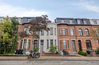 <h3><span>Instapklare woning met 3 slaapkamers en tuin in Merksem</span></h3><p><span>Deze instapklare woning aan de Secretaris Meyerlei in Merksem beschikt over 3 slaapkamers, een ruime leefruimte en een aangename tuin met overdekt terras.</span></p><p><span>Via de inkomhal bereiken we de ruime eetkamer met aansluitend de moderne, volledig geïnstalleerde keuken. De leefruimte geniet van veel natuurlijke lichtinval en geeft rechtstreeks toegang tot het overdekte terras en de aangelegde tuin. Verder is er een praktische berging met aansluiting voor wasmachine en droogkast.</span></p><p><span>Op de eerste verdieping bevinden zich een ruime slaapkamer, aparte dressing en badkamer met inloopdouche, ligbad en toilet. De tweede verdieping beschikt over nog twee kamers, geschikt als slaapkamer, bureau of hobbyruimte.</span></p><p><span>Gunstig gelegen nabij winkels, scholen, openbaar vervoer en belangrijke invalswegen richting Antwerpen.</span></p><p><span><strong>Bijzonderheden:</strong> 3 slaapkamers – 134 m² – EPC B (134 kWh/m²) – zonnepanelen – airconditioning – dressing – berging – overdekt terras – tuin.</span></p>
