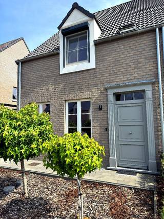 Instapklare, energiezuinige halfopen woning in de duurzame verkaveling Proostlaan te Vorselaar <br /><br />(Wil je een bezoek inplannen? Zie link onderaan de beschrijving)<br /><br />Deze halfopen woning uit 2021 is nog in uitstekende staat en combineert een hedendaagse afwerking met een zeer zuinig energieverbruik. Ze ligt in de rustige, kindvriendelijke wijk Proostlaan, met een trage weg naar het kasteeldomein en vlotte verbinding met het centrum.<br /><br />Via de inkomhal met apart gastentoilet komt u in de lichtrijke, open leefruimte met zithoek, eetplaats en volledig uitgeruste keuken met kookeiland en bar. Grote ramen geven veel lichtinval en directe toegang tot terras en tuin. Een berging met aansluitingen voor wasmachine en droogkast vervolledigt het gelijkvloers.<br /><br />Op de verdieping bevinden zich drie volwaardige slaapkamers en een ruime badkamer met dubbele wastafel, inloopdouche en ligbad. Via een vaste trap bereikt u de deels afgewerkte zolder, momenteel in gebruik als opslag en fitnesshoek, met mogelijkheid tot verdere inrichting.<br /><br />Buiten is er een onderhoudsvriendelijke tuin met terras.<br /><br />De woning is gebouwd volgens de laatste energienormen: zonnepanelen, ventilatie systeem C en PVC-buitenschrijnwerk met hoogrendement++ glas. Dankzij E-peil E17 en EPC-label A geniet u van een laag energieverbruik. Alle keuringsattesten (elektriciteit, sanitair, EPB, verwarming, PV-installatie) zijn beschikbaar.<br /><br />Troeven:<br />* Volledig instapklaar, gebouwd in 2021<br />* EPC-label A (E17)<br />* Zonnepanelen (10) en regenwaterput (5000 L)<br />* 3 slaapkamers + uitbreidbare zolderruimte<br />* Badkamer met inloopdouche én ligbad<br />* Apart gastentoilet<br />* Rustige, duurzame verkaveling nabij het kasteeldomein<br />* Alle keurings- en energieattesten beschikbaar<br /><br />Bezichtigingen enkel op afspraak via:<br />https://calendar.app.google/byvB4rvuSdFccYti6<br /><br />De link werkt niet in de app. Open het zoekertje via de website of typ de link in je browser.<br /><br />Geen geschikt moment of vragen? Neem contact op via Toon e-mailadres<br /><br />Graag geen makelaars.