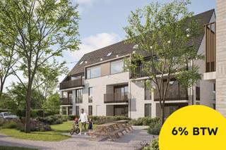 Residentie HOF is een uiterst aantrekkelijk en duurzaam nieuwbouwproject dat wordt<br />gerealiseerd in hartje Aartrijke. Geniet van de rust en de groene binnentuin op<br />wandelafstand van alle dagelijkse noodzakelijkheden. In geen tijd sta je aan de opritten van zowel de E403 als van de E40. Het project betreft een unicum in Aartrijke en biedt een grote verscheidenheid aan type appartementen. <br />Dit appartement is gelegen in gebouw C op het gelijkvoers en heeft een bewoonbare oppervlakte van 96 m². Het bevat o.m een ruime living met open keuken, een ruim terras, ingerichte badkamer en 2 slaapkamers. <br />Individuele ondergrondse staanplaatsen en garages worden voorzien onder de 3 gebouwen en de binnenplaats. Alle eenheden zijn ontworpen met de grootste aandacht voor comfort, beleving, geborgenheid, groen, esthetiek, functionaliteit, duurzaamheid en energiezuinigheid. De meest recente normering wordt over de hele lijn gerespecteerd en er wordt steevast gekozen voor kwalitatieve, duurzame materialen, mooie terrassen en buitenruimtes.