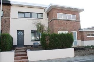 Deze woning is gelegen in een zeer rustige buurt op wandelafstand van het gemeentepark van Boom en omvat: Inkomhal, leefruimte met veel lichtinval, ruime open keuken voorzien van alle toestellen, douchekamer (inloopdouche, lavabo, toilet), berging met mogelijkheid om wasmachine en droogkast te plaatsen, 3 slaapkamers, badkamer (ligbad, lavabo, toilet) , kelder, tuin met terras. Achteraan de tuin is een servitudeweg aanwezig wat de mogelijkheid biedt om met de fietsen direct toegang te hebben tot de tuin. De woning is volledig asbestvrij. Parkeren in de omgeving kan zonder problemen. Op 50 meter ligt een gezellig stedelijk speelterrein (zeer kindvriendelijk). Laat de kans niet voorbijgaan om deze leuke woning te komen bekijken. In de directe omgeving op wandelafstand zijn zowel scholen, openbaar vervoer, winkels, e.d. terug te vinden. Het gaat hier dan ook over een woning die zeer goed gelegen is.<br /><br />Voor meer informatie en/of het maken van een afspraak: patrik@ampvastgoed.be en/of 0465/00.40.45.