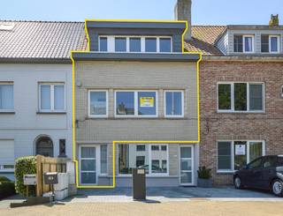 Zeer ruim duplexappartement te huur regio Oostende/Raversijde. Dit appartement bevat aparte inkom met trap naar verdiep, lichtrijke woonkamer en open ingerichte keuken. Op het 2e verdiep zijn er 2 ruime kamers, badkamer, wasruimte en zolderverdiep. Centrale verwarming op aardgas. Onmiddellijk beschikbaar. Maandelijkse huurprijs 950,00 euro/maand. EPC 396 kWh/m² (ref: OU29098).