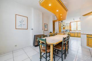 Bourgeois huis 3/4 slaapkamers, dubbele garage en tuin.Toegang tot dit prachtige huis via een grote inkomhal met apart toilet en kleedruimte met een...
