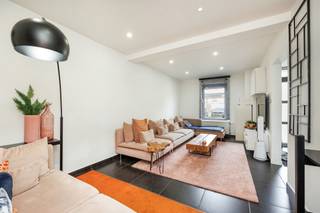 <p><span>Instapklare gezinswoning met twee slaapkamers en tuin in Willebroek</span></p><p><span> </span></p><p><span>Deze woning is gelegen in een rustige woonwijk te Willebroek in de Jozef Wautersstraat. Het vormt de ideale thuisbasis voor wie op zoek is naar comfort, ruimte en een aangename woonomgeving. Dankzij de gunstige ligging bevinden scholen, winkels en openbaar vervoer zich op wandel- en fietsafstand. De uitstekende verbinding met de A12 Antwerpen/Brussel en het station van Willebroek op wandelafstand maakt woon-werkverkeer uitzonderlijk gemakkelijk.</span></p><p><span> </span></p><p><span>Bij het betreden van de woning komt u terecht in de centrale inkomhal, die toegang biedt tot verschillende leefruimtes. De volledig geïnstalleerde keuken biedt veel ruimte en comfort alsook een extra eetplaats indien gewenst. Aansluitend bevinden zich de lichtrijke woon- en eetkamer, waar grote raampartijen zorgen voor een aangename natuurlijke lichtinval en een gezellige sfeer. Vooraan in de woning werd een tweede, volwaardige woonkamer voorzien die u volledig zelf kan invullen. Verder bevindt er zich op het gelijkvloers de badkamer, uitgerust met ligbad en douche. Op de eerste verdieping bevinden zich twee ruime slaapkamers en een praktische nachthal, die tal van mogelijkheden biedt naar opbergruimte. </span></p><p><span> </span></p><p><span>Een absolute troef van deze woning is de, voor deze buurt, zeer grote tuin met een achteruitgang op het Brandweerplein. Hier kan u in alle rust genieten van het buitenleven en hoeft u met fietsen en afval niet door het huis om het tuinhuis te gebruiken. Kortom is dit een goed voorziene, instapklare gezinswoning in een rustige omgeving.</span></p><p><span> </span></p><p><span>Indeling:</span></p><p><span>Gelijkvloers</span></p><p><span>-Inkomhal</span></p><p><span>-Woonkamer</span></p><p><span>-Eetkamer</span></p><p><span>-Keuken</span></p><p><span>-Badkamer</span></p><p><span> </span></p><p><span>Eerste verdieping</span></p><p><span>-Nachthal</span></p><p><span>-Twee ruime slaapkamers</span></p><p><span> </span></p><p><span>Ben jij geïnteresseerd in deze woning in Willebroek, ben je op zoek naar ander vastgoed of wens je de waarde van jouw eigendom te kennen? Dan ben je bij BOLT immo aan het juiste adres! Wij helpen jou graag verder.</span><span> </span></p>