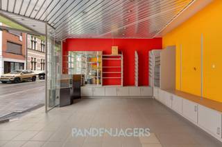 Welkom in het hart van bruisend Lier!Deze ruime handelswoning biedt eindeloze mogelijkheden voor wie op zoek is naar een woning met karakter én...