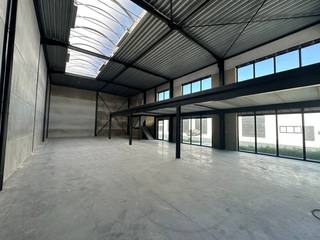 Nieuwbouw KMO-unit bestaande uit <strong>288 m² opslagruimte</strong> met <strong>94 m² mezzanine</strong> op een perceel van 486 m² te koop. De unit maakt deel uit van de gloednieuwe ontwikkeling 't Saspark" bestaande uit 6 KMO-units van 288 m² tot 657 m² (samenvoegbaar) . Vlot bereikbaar dankzij de ligging op amper +/- 3 km van de Gentseweg (N43) en op +/- 9 km van de E17 op- en afrit 5 Waregem.<br /><br />Het casco magazijn (brandklasse C) is opgebouwd uit een staalstructuur met geïsoleerde betonpanelen en heeft een <strong>vrije hoogte van 7 m</strong>. Verder is de loods uitgerust met een automatische sectionale poort (4 m B x 4,5 m H) met afzonderlijke loopdeur, lichtstraat en polybetonvloer. Dankzij de <strong>grote raampartijen</strong> aan de voorzijde is het mogelijk om een kantoor/showroom in te bouwen. Aanwezigheid van een individuele regenwaterput (10.000 l) per unit alsook <strong>privatieve parkeerplaatsen</strong>.<br /><br />Tal van activiteiten mogelijk: opslag, productie, .... <strong>Onmiddellijk beschikbaar! </strong><br />Contacteer<strong> PANORAMA</strong> <strong>B2B</strong> voor bijkomende inlichtingen, plannen of een vrijblijvend plaatsbezoek <strong>056 222 256</strong>.
