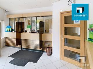 <p><span>Immo Diest biedt op deze strategische ligging een gelijkvloerse kantoorruimte van 180 m² te koop aan.</span></p><p><span> </span></p><p><span>Troeven:</span></p><p><span>- pand is momenteel ingericht als bankkantoor;</span></p><p><span>- vrij en beschikbaar bij akte;</span></p><p><span>- instapklaar mits eventueel schilderwerken;</span></p><p><span>- vergund als kantoor dus instapklaar voor beroepen zoals bankier, boekhouder, advokaat, vastgoedmakelaar, reclamebureau of andere dienstverlenende activiteiten...;</span></p><p><span>- functiewijziging naar handel ( bv. café zoals tot in 2002, broodjeszaak, superette, bakkerij.... ) is mogelijk;</span></p><p><span>- hoekpand met zeer goede visibiliteit;</span></p><p><span>- geen renovatieverplichting ( EPC- label D );</span></p><p><span>- keukentje personeel is aanwezig;</span></p><p><span>- verwarming en koeling dmv 3 warmtepompen ( airco );</span></p><p><span>- beveiligd met inbraakwerend glas en alarmsysteem;</span></p><p><span>- twee inkommen waarvan één naar een overdekt koertje; </span></p><p><span>- publieke parking tegenover aan de Sint-Jans-ruïne;</span></p><p><span> </span></p><p><span>Correcte prijszetting.</span></p><p><span> </span></p><p><span>Interesse: bel naar 013 31 25 22 of mail naar info@immodiest.be</span></p><p><span>Beter nog, bel of mail mij op 0498 52 64 52 of op jan.vanonckelen@immodiest.be</span></p><p><span>Dan geef ik U een persoonlijke rondleiding op afspraak.</span></p><p><span> </span></p>