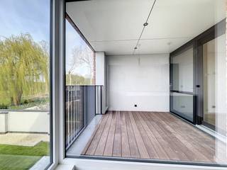 Dit nieuwbouwappartement op de 1ste verdieping van het gebouw is gelegen in het centrum van Staden, op wandelafstand van het marktplein en diverse winkels.<br />Het appartement omvat inkomhal, lichtrijke leefruimte met open ingerichte keuken en aanpalend een terras, ruime berging/wasplaats, toilet, badkamer en 2 slaapkamers. <br /><br />Extra troeven:<br />* Zonnepanelen<br />* Gemeenschappelijke fietsenberging<br />* Parkeerplaats incl.<br /><br />Bij het bouwen van deze appartementen werd aan alle comfort voor de bewoners gedacht! Oa. ook zonnescreens aan de achterzijde, rolluiken bij bad-en slaapkamers, centrale tappunten voor regenwater, lift,...<br /><br />Bijkomende syndickosten: 40,00 EUR/maand<br />(EPC:31 kWh/m²jaar - UC80958)<br /><br />Contacteer ons vrijblijvend voor meer info op 051/545.969