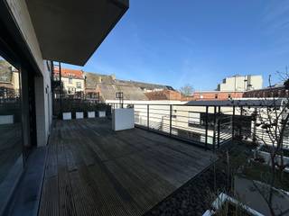 <p>Quares - Group TREVI presenteert :<br />Dit lichtrijke appartement bevindt zich op de 2de verdieping en is vlot bereikbaar via lift en trap. Bij het binnenkomen wordt u verwelkomd in een ruime inkomhal met ingemaakte vestiairekasten en een apart gastentoilet.<br /><br />De ruime leefruimte met open keuken baadt in het licht dankzij de grote raampartijen en vormt het hart van het appartement. De volledig uitgeruste keuken biedt alle hedendaags comfort, waaronder een vaatwasser, koelkast met diepvriesvak, inductiekookplaat, traditionele oven én combi-oven. Aansluitend bevindt zich een praktische berging met ingemaakte kast en aansluitingen voor wasmachine en droogkast.<br /><br />Achteraan het appartement vindt u een uitzonderlijk ruim terras van maar liefst 45 m², waar u in alle rust kan genieten van de zon en het buitenleven.<br /><br />Het appartement beschikt over drie slaapkamers. De hoofdslaapkamer beschikt over ingemaakte kasten en een ensuite badkamer. Deze badkamer is uitgerust met een dubbel lavabomeubel en een bad met douchecombinatie. Voor de twee andere slaapkamers is er nog een tweede douchekamer met inloopdouche en lavabomeubel, ideaal voor extra comfort.<br /><br />Verder is er een privatieve kelderberging inbegrepen.<br /><br />Autostaanplaats P3 op -1 kan gehuurd worden aan €150/maand.<br /><br />De forfaitaire gemeenschappelijke kosten bedragen 125 €/maand.<br /><br />Extra pluspunten van dit appartement:<br />✔ Huren op vennootschap mogelijk<br />✔ Lichtarmaturen en stores/vouwgordijnen reeds voorzien<br />✔ Onmiddellijk beschikbaar<br />✔ Zeer gunstige ligging in een kalme straat op het Zuid, vlakbij belangrijke invalswegen<br /><br />Een comfortabel, stijlvol en perfect gelegen appartement dat absoluut een bezoek waard is.</p>