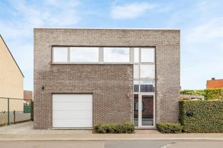 <p><span>Recente gezinswoning met 3 slaapkamers en inpandige garage (BJ 2014)</span></p><p><span> </span></p><p><span>Dit betreft een hedendaagse open bebouwing, voorzien van alle comfort, aan de rand van de dorpskern van De Klinge.</span></p><p><span>De woning is uitstekend gelegen op wandelafstand van het Stropersbos + Clingse Bossen & alle lokale faciliteiten, tevens is er een vlotte verbinding via E34 (Antwerpen-Gent) en lokale invalswegen richting (Sint-Gillis-Waas, Hulst & Sint-Niklaas).</span></p><p><span>De lichtrijke woonruimten, de zonnige tuin rondom de woning en de ligging nabij mooie bosrijke omgeving zijn slechts enkele van de vele troeven.</span></p><p><span> </span></p><p><span>INDELING</span></p><p><span> </span></p><p><span>Gelijkvloers:</span></p><p><span>Riante inkomhal met gastentoilet.</span></p><p><span>Lichtrijke woonkamer met open keuken en veel interactie met de tuin rondom de woning.</span></p><p><span>Hedendaagse keuken, voorzien van alle comfort. </span></p><p><span>Inpandige garage met aansluitende berging/wasplaats.</span></p><p><span>Zonnige tuin (zuidwest georiënteerd) met mooie aangelegde terrassen rondom de woning, volledig omheind.</span></p><p><span>Autostaanplaats naast de woning (parking voor 2e wagen).</span></p><p><span> </span></p><p><span>1e verdieping:</span></p><p><span>3 comfortabele slaapkamers op laminaat.</span></p><p><span>Ruime badkamer, volledig betegeld en uitgerust met ligbad, douche, dubbel lavabomeubel en toilet.</span></p><p><span>Extra berging.</span></p><p><span> </span></p><p><span>EXTRA</span></p><p><span>Bouwjaar 2014.</span></p><p><span>In prima staat van onderhoud. </span></p><p><span>Trendy woonstijl met veel lichtinval.</span></p><p><span>CV op aardgas via HR codensatieketel.</span></p><p><span>Elektriciteit conform. </span></p><p><span>ALU ramen met dubbele HR beglazing.</span></p><p><span>Gelegen op een vlot bereikbare locatie aan de rand van de dorpskern doch vlakbij alle lokale faciliteiten (winkel, school,...).</span></p><p><span>In de directe omgeving van zowel het Stropersbos als de Clingse bossen.</span></p><p><span> </span></p><p><span>EPC: Label B - 105kWh/m²</span></p><p><span>Wg - Vg - Gvv - Gvkr - Gmo</span></p><p><span> </span></p><p><span> </span></p>