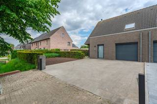 Energiezuinig halfopen huis te koop in Sint-jan (Ieper). Deze energiezuinige woning uit 2012 beschikt over EPC A, drie slaapkamers, garage en tuin. Deze woning is volledig afgewerkt en instapklaar. Ideaal voor wie op zoek is naar een woning zonder werk. Gelegen in de Brugseweg 358B te Sint-Jan geniet dit huis te koop van een vlotte verbinding met de autostrade en het centrum van Ieper. Uniek: Deze woning is uiterst energiezuinig gebouwd. Vloerverwarming en koeling met geothermische warmtepomp, zonnepanelen, driedubbele beglazing en regenput!INDELINGGelijkvloers: Inkomhal met apart toilet - lichtrijke woonkamer voorzien van salon, eetplaats en open leefkeuken - garage met automatische poort - zonnige tuin met terras - twee parkeerplaatsen voor de woning.Eerste verdieping: Drie slaapkamers - ruime badkamer met lavabomeubel, douche, ligbad - apart toilet.Verder heeft deze woning nog een ruime bergzolder.TROEVENVlot bereikbaar Bouwjaar 2012Energiezuinig gebouwd (EPC A - 39)Vloerverwarming en koeling met geothermieDriedubbele beglazing Elektriciteit conformRegenput 10.000l Parkeerruimte en garageBestuursmaatregelen in het maatregelenregister: in aanvraag