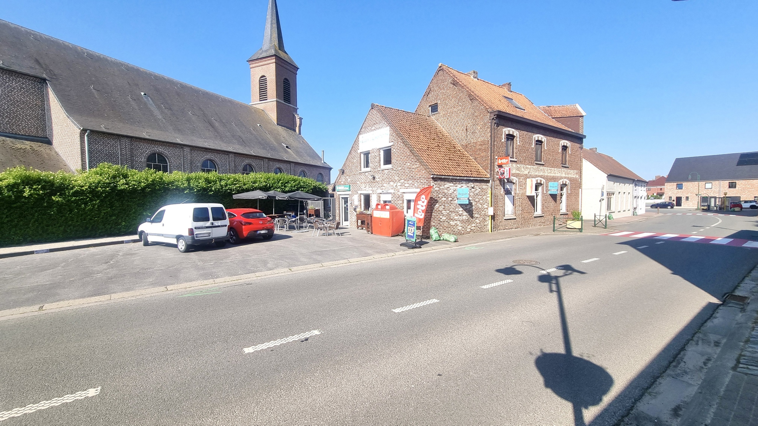 Goedgelegen opbrengsteigendom: handige handelsruimte en 2 app. - foto 2