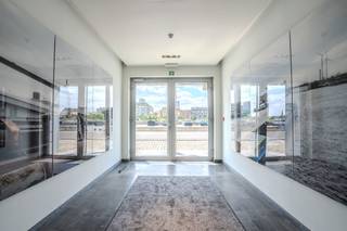 - 140 m² kantoorruimte in de huidige staat (opsplitsbaar)<br />- direct beschikbaar<br />- kitchenette en sanitair<br />- parkeerplaatsen<br />- laadpunten<br />- Verbinding met de haven via de Scheldelaan / Noorderlaan<br />- Verbinding met het historische en commerciële centrum via de<br />Scheldekaaien<br />- Gelegen aan de monding van het Albertkanaal