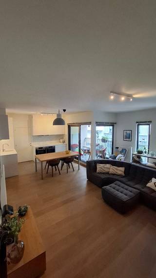 Ruim 2slpk. app met terras op een prachtige locatie vlakbij de Schelde in het historische hart van Antwerpen.<br /><br />De Grote Markt is op 5 min. stappen, maar ook Linkeroever, het Steenplein, de Suikerrui, de Onze-Lieve-Vrouwekathedraal, de kaaien, het Zuidpark, het Conscienceplein en Park Spoor Noord liggen op wandelafstand.<br /><br />Het appartement is goed bereikbaar via de nabijgelegen invalswegen rijdt u vlot naar de Antwerpse ring, noord of zuid.<br /><br />Beschrijving:<br /><br />Het appartement (93m²) is gelegen in een recent en verzorgd gebouw uit 2009. Het appartement werd in 2023 volledig geschilderd en behangen door een professionele aannemer. Bewoont als tweede verblijf dus tiptop in orde. Maandelijkse kosten 146€.<br /><br />U komt binnen via de gang, met aan uw linkerzijde de burchtmuur en de gemeenschappelijke binnenplaats met de inkomhal van het gebouw.<br /><br />Bij het binnenkomen van het appartement zal u verrast worden door de open en lichtrijke leefruimte. De ruime living met parketvloer heeft grote ramen en veel natuurlijk licht en directe toegang tot het terras aan de straatzijde.<br /><br />De open keuken met keramische tegels is volledig uitgerust en sluit naadloos aan op de leefruimte welke uitgeeft op het ruime terras. Naast de keuken bevindt zich een praktische berging met een energiezuinige gas-condensatieketel en aansluiting voor wasmachine en droogkast.<br /><br />Het EPC-label B heeft een score van slechts 117.<br /><br />Op -1 is er een fietsparking<br />Optioneel kan een ondergrondse autostaanplaats bij aangekocht worden.<br /><br />Indeling:<br /><br />Inkomhal met ingebouwde kast.<br />Apart toilet met handenwasser.<br />Leefruimte 36 m² met open keuken (Kvik 2023) voorzien van kwalitatieve toestellen.<br />Praktische technische berging met ventilatiesysteem en aansluiting voor wasmachine en droogkast.<br />Verzorgde badkamer met ruime inloopdouche en dubbele lavabo (Nieuw 2023)<br />Hoofdslaapkamer 11m² met terrasje dat uitgeeft op de binnenkoer.<br />2de slaapkamer 9m².<br /> <br />Stedenbouwkundige inlichtingen: in aanvraag.<br /><br />