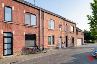 Instapklare rijwoning in het mooie Wilsele.<br /><br />Op zoek naar een ruime woning in een rustige wijk vlak bij Leuven? Deze instapklare rijwoning in het charmante Wilsele combineert comfort, ruimte en een uitstekende ligging. Gelegen op wandelafstand van een lagere school, openbaar vervoer en de prachtige vijvers van Bellefroid, geniet u hier van een ideale mix tussen rust en bereikbaarheid.<br /><br />Troeven van de woning: <br />- Volledig instapklaar en goed onderhouden<br />- 4 volwaardige slaapkamers<br />- Dak recent vernieuwd en geïsoleerd<br />- Centraal gelegen ruime keuken met eethoek<br />- Vernieuwde badkamer met inloopdouche<br />- Ruime zolderkamer met Veluxraam<br />- Droge kelder voor extra opslagruimte<br />- Veranda om het hele jaar door te genieten<br /><br />Buitenruimte &amp; extra’s:<br />- Achterliggende weg met directe toegang tot de tuin<br />- Onderhoudsvriendelijke buitenruimte met veel privacy<br />- Polyvalente overdekte buitenruimte voorzien van water en elektriciteit, ideaal voor stockage en loungegedeelte<br />- Rustige woonwijk met gratis parkeermogelijkheid + buurtspeeltuin<br />- Centrum Leuven is via een veilige fietsweg langs de vaart snel bereikbaar<br /><br />Benieuwd? Vraag uw bezoekmoment aan via info@bvm-vastgoed.be of 016 23 21 45.