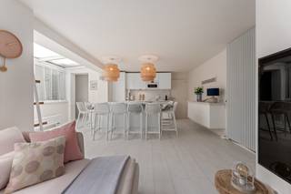 Koksijde : Ontdek dit prachtig gerenoveerd 2 slaapkamer appartement met 120m² bewoonbare oppervlakte in een zijstraat van de winkelstraat...