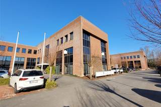 Roeselare, stadsrand: Vlot bereikbare zeer ruime open en lichtrijke kantoorruimte (172m2) met parking aan ring van Roeselare<br /><br />Indeling: 6,8m x 4m en 11m x 12m ,hoogte 2,63m<br /><br />Vlot bereikbaar via E403 en Ring Roeselare<br />Gemeenschappelijk toilet<br />Kitchinette mogelijk<br /><br />Mogelijkheid om parkings bij te huren:<br />2 Buitenparkings: 158€/maand<br />2 Binnenparkings: 158€/maand<br /><br />Syndic: 250€/maand; inbegrepen: verzekering, onderhoud en herstellingen in de gemene delen, reinigen en schoonmaak gemene delen alsook de privatieve verbruikskosten van gas en water<br /><br />Bel ons vrijblijvend op voor een bezoek en info. Wij begeleiden u graag met de glimlach op zoek naar uw droomwoning &amp; commercieel pand.<br />En garanderen met veel plezier een "klare kijk" op (h)eerlijk vastgoed. T. 051/ 62 40 40