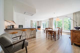 Discover this superb penthouse located in a small co-ownership dating from 2021 in Braine-l’Alleud, close to numerous amenities (train...