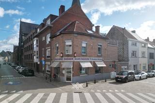 Dit veelzijdige handelshuis bevindt zich op een absolute toplocatie in Gent, op wandelafstand van het historisch centrum en het station Gent-Sint-Pieters. Dankzij de nabijheid van belangrijke invalswegen zoals E17, E40 en R40 geniet u van een uitstekende bereikbaarheid. Alle voorzieningen zoals winkels, scholen, openbaar vervoer en ontspanning liggen binnen handbereik, wat zorgt voor een uitstekende mobiscore van 9,6/10. <br /><br />Het gelijkvloers omvat een volledig ingericht kapsalon, instapklaar voor wie een bloeiende zaak wil verderzetten of een eigen concept wil uitbouwen. Naast het kapsalon bevindt zich een studio met aparte ingang, voorzien van een leefruimte, keuken, badkamer en toilet. Het handelshuis kan ook volledig omgevormd worden tot een eengezinswoning (zonder commerciële plint). <br /><br />Op de bovenverdieping vindt u een ruim appartement met twee slaapkamers, een lichtrijke leefruimte, een ingerichte keuken, een badkamer met ligbad en een zonnig terras. De indeling is functioneel en comfortabel, met veel lichtinval en privacy. <br /><br />Dit pand biedt een unieke kans voor ondernemers, investeerders of gezinnen op een toplocatie in Gent. Zowel het appartement als de studio worden momenteel vlot verhuurd aan een trouwe en correct betalende huurder (€ 1.450/maand). De huuropbrengst van 29.400 euro per jaar (incl. kapsalon) garandeert een netto rendement van maar liefst 5,8%.