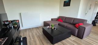 Recent duplex-appartement omvat een inkomhal, toilet, grote leefruimte met half open ingerichte keuken, ruim terras, berging. Op de bovenverdieping bevinden zich 3 slaapkamers een badkamer met toilet en een bureauhoek.<br />Inclusief autostaanplaats en kelderberging.<br />Gemeenschappelijke kosten zijn 50€/maand.<br />Het appartement is beschikbaar vanaf 01/05/2026.<br />Bij interesse enkel contact via email aan dario@immomamo.be